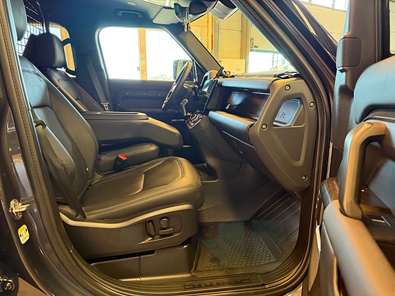 Land Rover Defender 110 13 of 26
