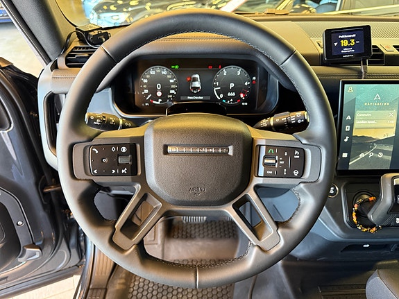 Land Rover Defender 110 17 of 26