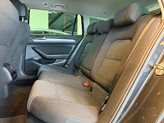 Volkswagen Passat 17 of 30
