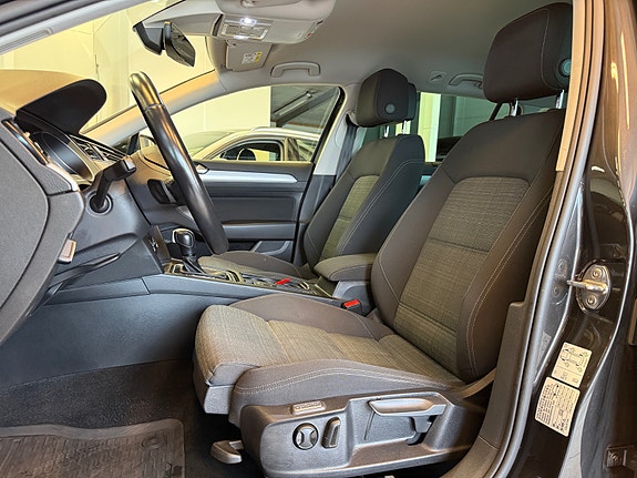 Volkswagen Passat 13 of 30