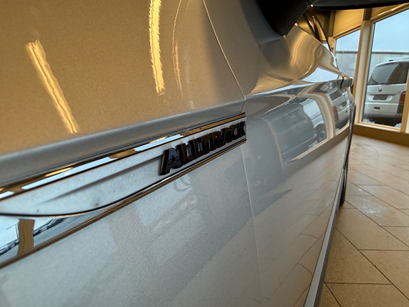 Volkswagen Passat Alltrack 2 of 30