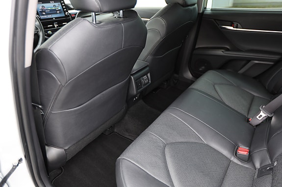 Toyota Camry 13 of 30
