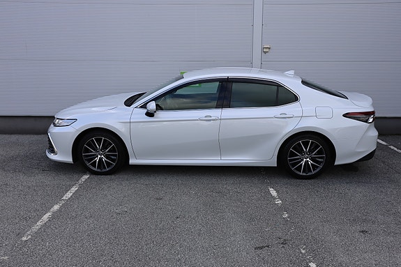 Toyota Camry 3 of 30