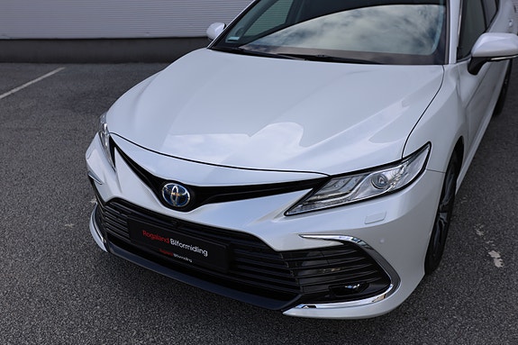 Toyota Camry 2 of 30