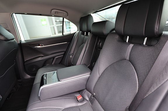 Toyota Camry 15 of 30