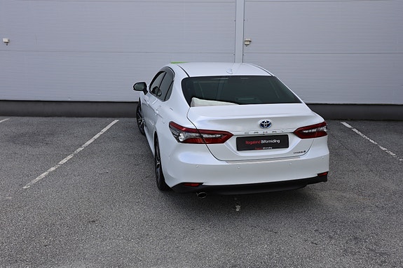 Toyota Camry 4 of 30