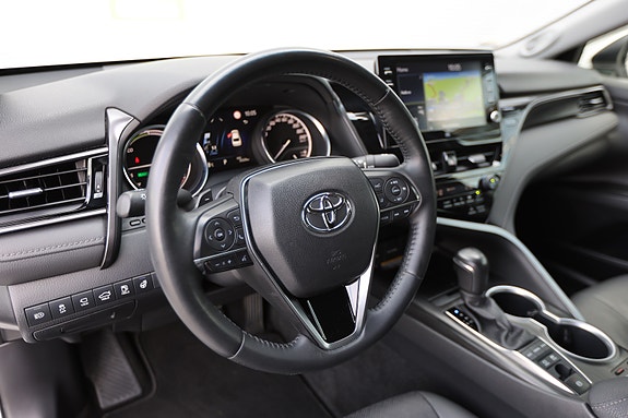 Toyota Camry 11 of 30