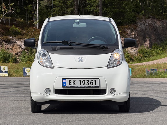 Peugeot iOn 2 of 5