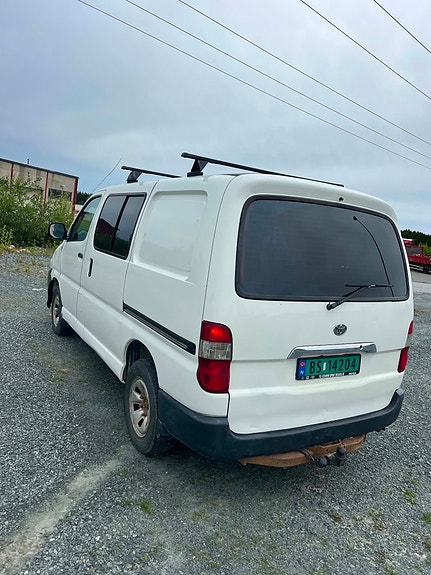 Toyota HiAce 3 of 5