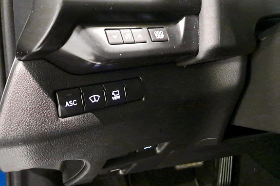 Lexus UX300e 28 of 30