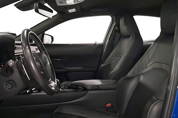 Lexus UX300e 11 of 30