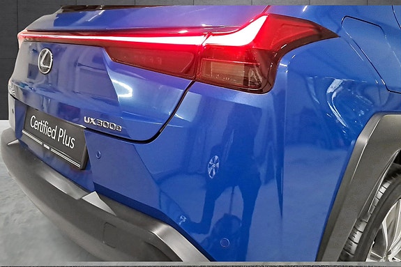Lexus UX300e 24 of 30