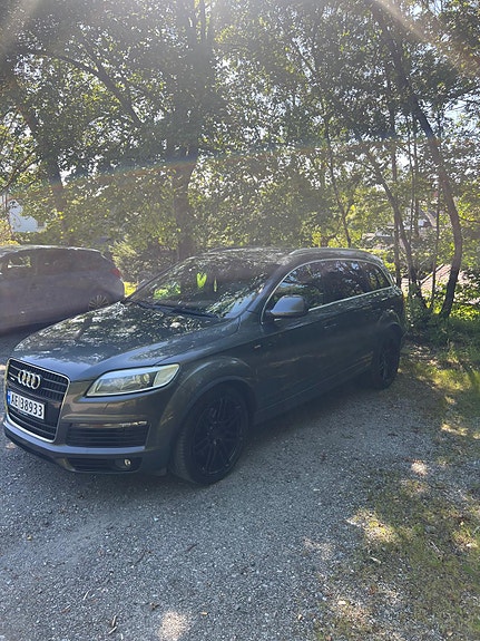 Audi Q7 2 of 5