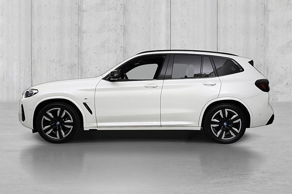 BMW iX3 4 of 5