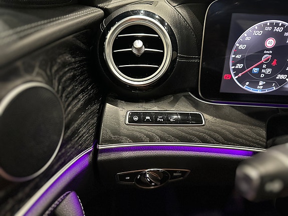 Mercedes-Benz E-Klasse 30 of 30