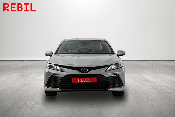 Toyota Camry 3 of 5
