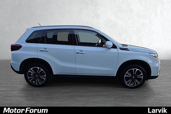 Sporty hvit SUV med svarte alufelger og kromdetaljer.