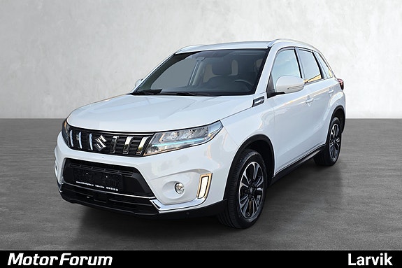 Stilren hvit SUV med kromdetaljer og markant grilldesign.