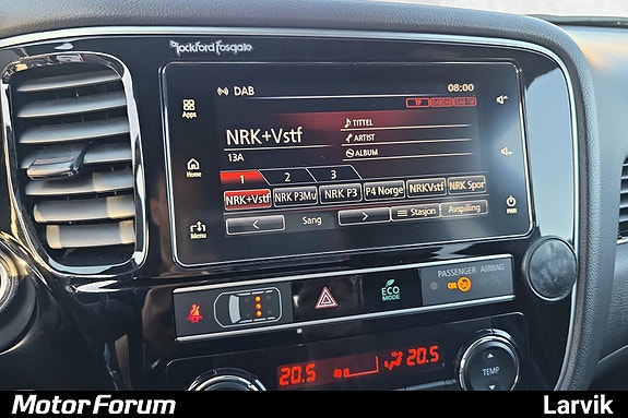 Topp moderne berøringsskjerm med radio og integrert klimaanlegg.