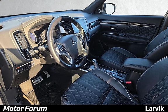 Moderne infotainment med touchscreen, skinnseter og komfortabel førerplass.