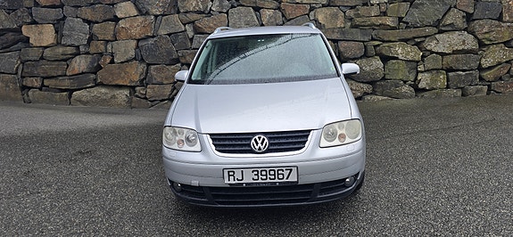 Volkswagen Touran 2 of 5