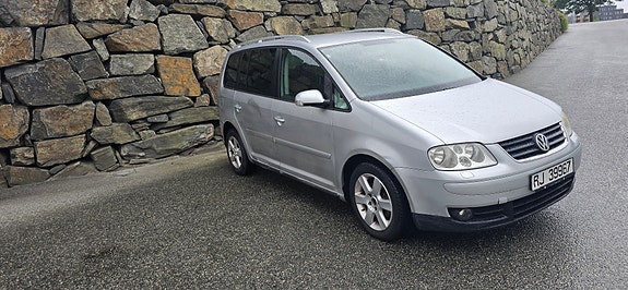 Volkswagen Touran 3 of 5