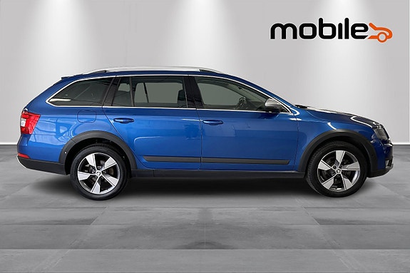 Skoda Octavia Scout 2 of 5