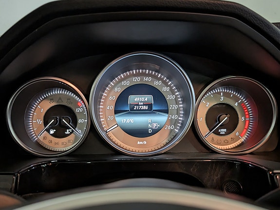 Mercedes-Benz E220 13 of 25