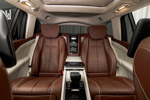 Mercedes-Benz GLS600 23 of 30