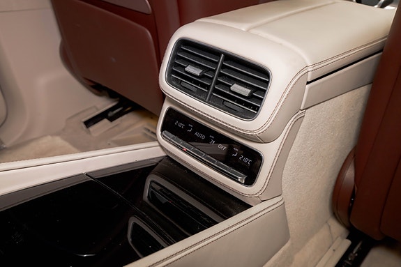 Mercedes-Benz GLS600 27 of 30