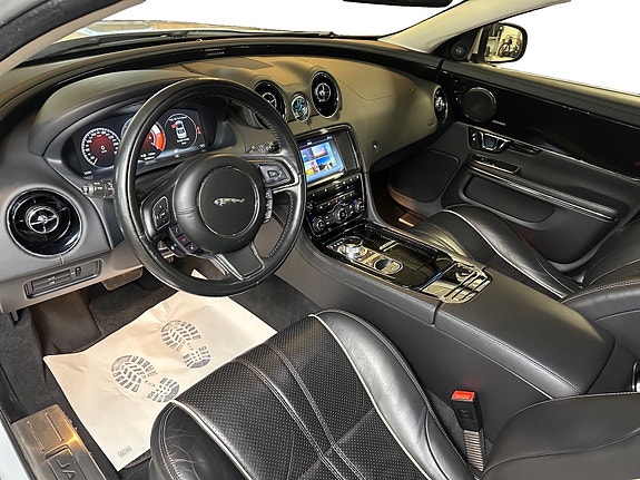 Jaguar XJ 11 of 30