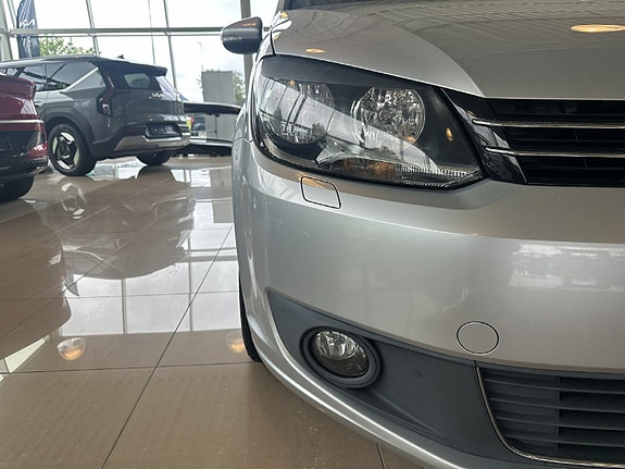 Volkswagen Touran 2 of 5