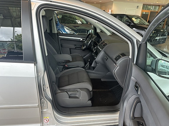 Volkswagen Touran 3 of 5