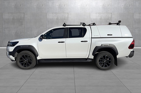 Toyota HiLux 2 of 22