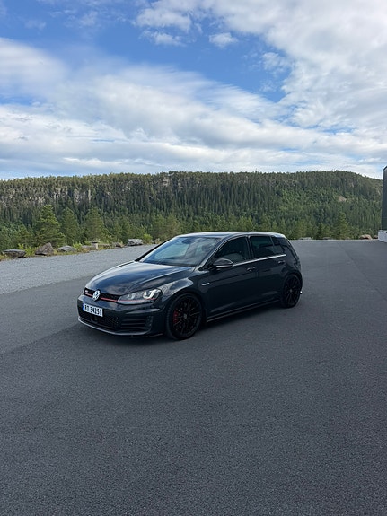 Volkswagen Golf VII 2 of 27