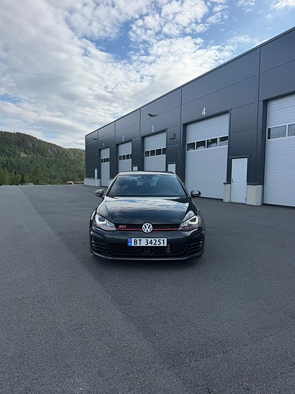 Volkswagen Golf VII 9 of 27
