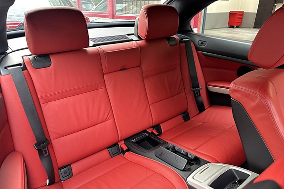 BMW 320i 13 of 30