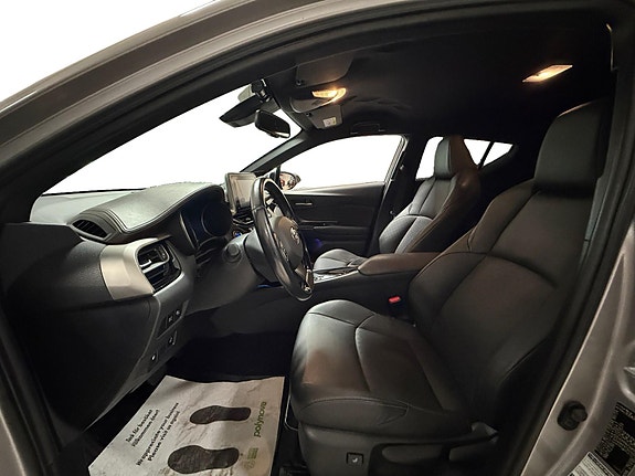 Toyota C-HR 10 of 28