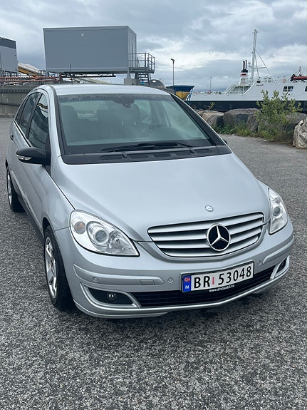 Mercedes-Benz B180 2 of 11
