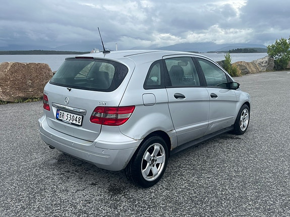 Mercedes-Benz B180 3 of 11