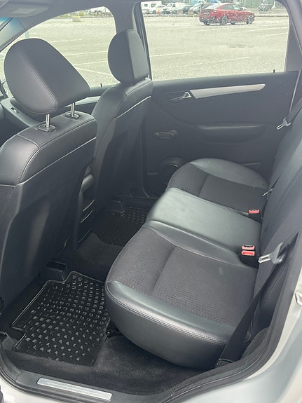 Mercedes-Benz B180 6 of 11