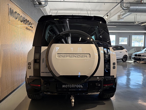 Land Rover Defender 110 4 of 5