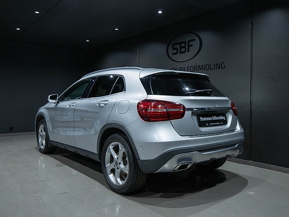 Mercedes-Benz GLA180 4 of 18