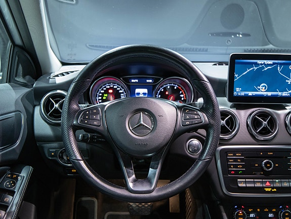 Mercedes-Benz GLA180 11 of 18