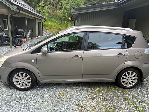 Toyota Corolla Verso 4 of 5