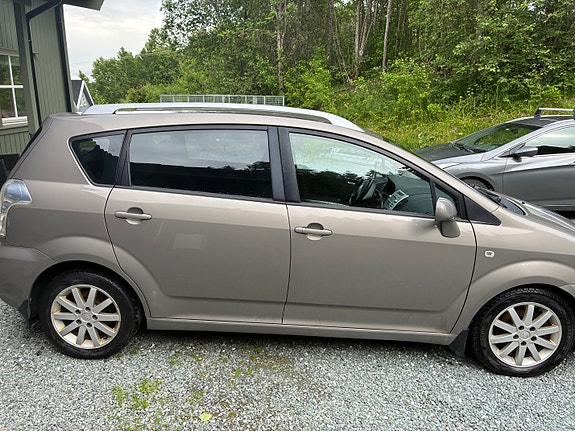 Toyota Corolla Verso 2 of 5