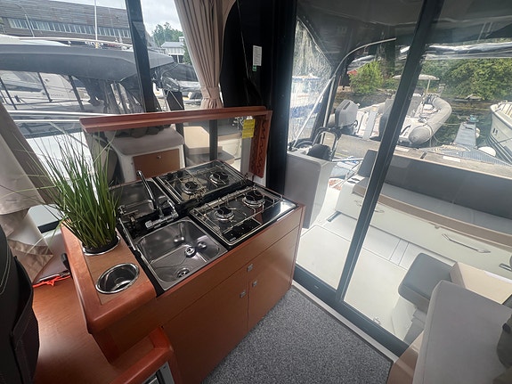Jeanneau Merry Fisher 895, Litihum, Offshore pakke, elektrisk ankervinsj akter 19 of 30