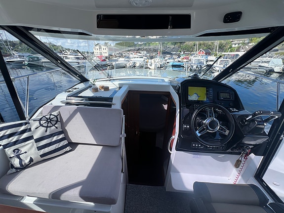 Jeanneau Merry Fisher 895, Litihum, Offshore pakke, elektrisk ankervinsj akter 23 of 30