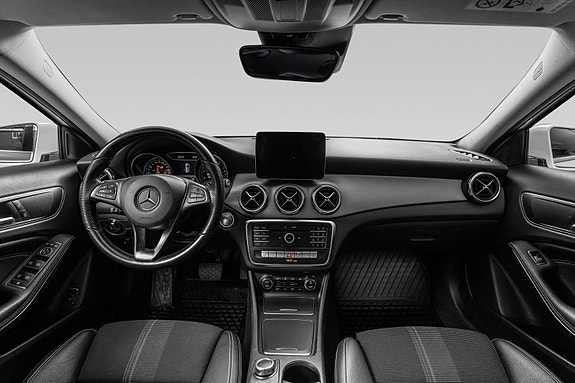 Mercedes-Benz GLA180 16 of 27