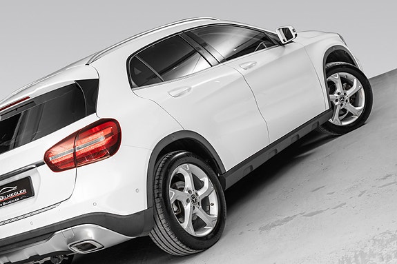 Mercedes-Benz GLA180 4 of 27